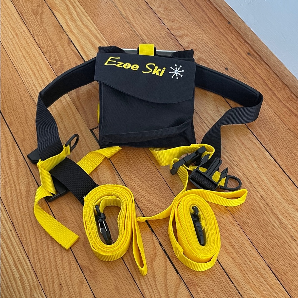 Small kids ski harness to learn skiing from Ezee Ski Black and Yellow